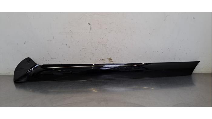 Używane Slupek prawy przód Landrover Range Rover V (LK) 3.0 D300 MHEV Cena € 48,40 Z VAT oferowane przez Autohandel Didier
