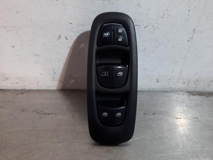 Usados Interruptor combinado de ventanillas Renault Kadjar (RFEH) 1.6 dCi 4x4 Precio € 42,35 IVA incluido ofrecido por Autohandel Didier