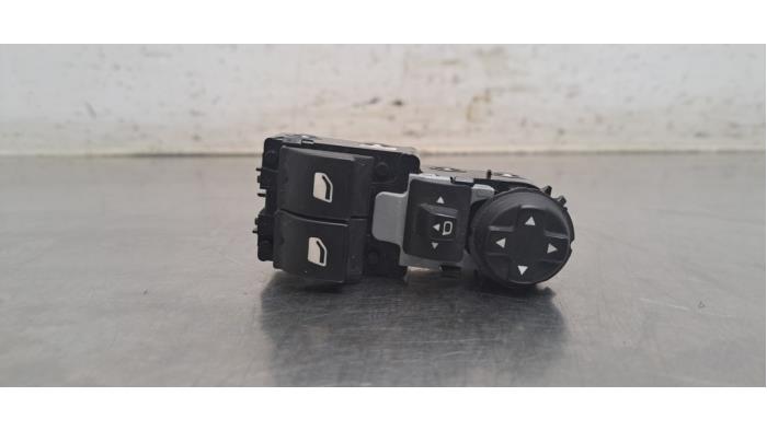 Usados Interruptor combinado de ventanillas Opel Vivaro 2.0 Diesel 145 Precio € 42,35 IVA incluido ofrecido por Autohandel Didier