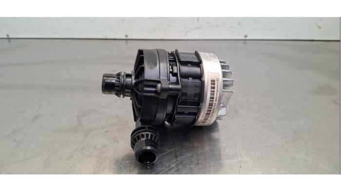 Begagnade Extra vattenpump Mercedes GLC (X254) 2.0 200 16V 4-Matic Pris € 133,10 Inklusive moms erbjuds av Autohandel Didier