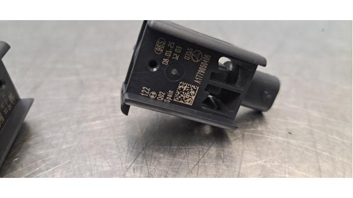 Gebrauchte Fußgänger Crash Sensor Mercedes CLA (118.3) Preis € 30,25 Mit Mehrwertsteuer angeboten von Autohandel Didier