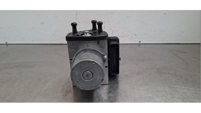 Begagnade ABS-pump Mercedes EQE (V295) 300 89/90 kWh Pris € 592,90 Inklusive moms erbjuds av Autohandel Didier