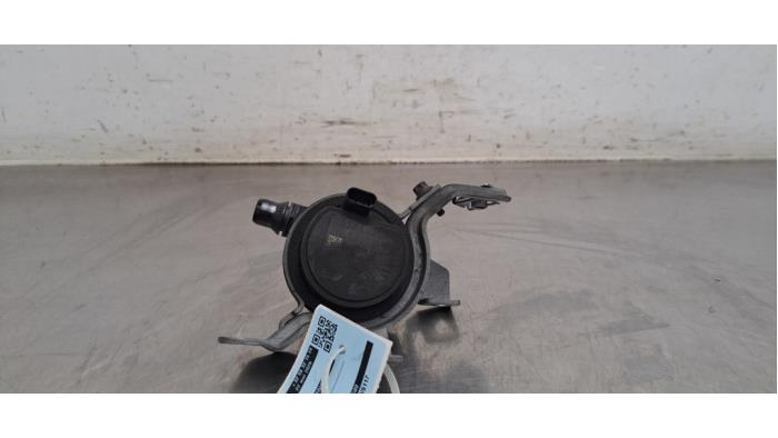 Begagnade Extra vattenpump Mercedes CLA (118.3) 1.3 CLA-180 Turbo 16V Mild Hybrid Pris € 96,80 Inklusive moms erbjuds av Autohandel Didier