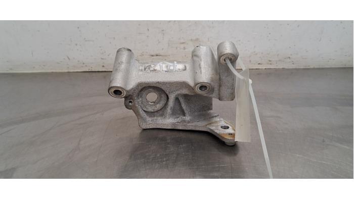 Used Engine mount Volvo XC60 II (UZ) 2.0 B5 Mild Hybrid Geartronic 16V AWD Price € 36,30 Inclusive VAT offered by Autohandel Didier