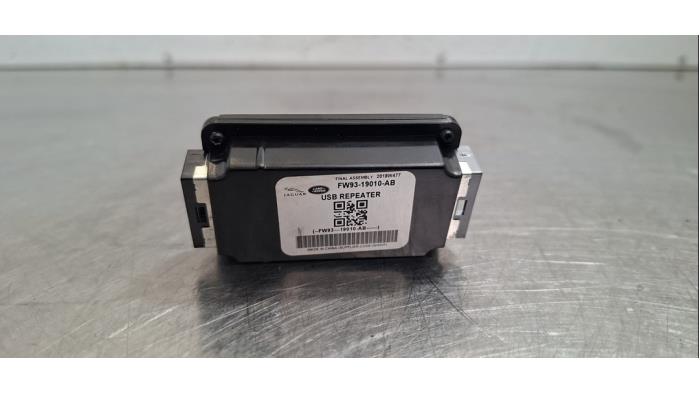 Używane Modul USB Landrover Range Rover Velar (LY) 2.0 D240 AWD Cena € 30,25 Z VAT oferowane przez Autohandel Didier