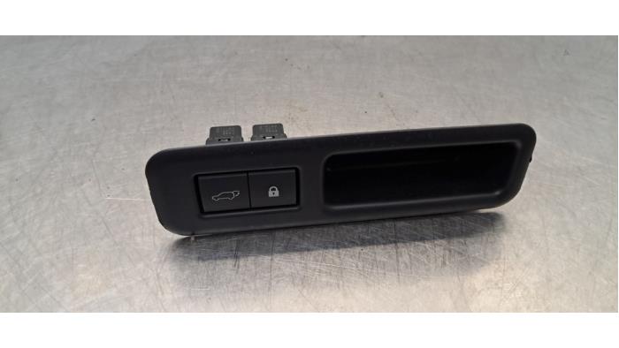 Tailgate release switch