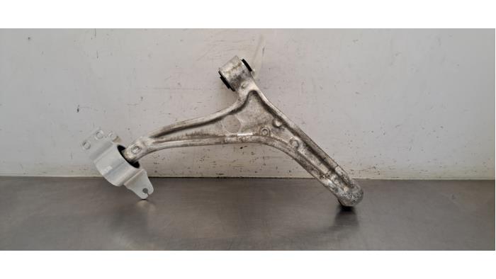 Gebrauchte Querlenker links vorne Mercedes B (W247) 1.3 B-180 Turbo 16V Preis € 163,35 Mit Mehrwertsteuer angeboten von Autohandel Didier