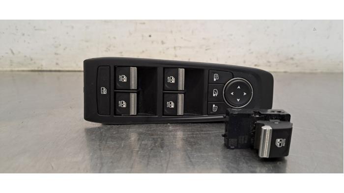 Usados Interruptor combinado de ventanillas Renault Austral 1.2 E-Tech Full Hybrid 200 Precio € 133,10 IVA incluido ofrecido por Autohandel Didier