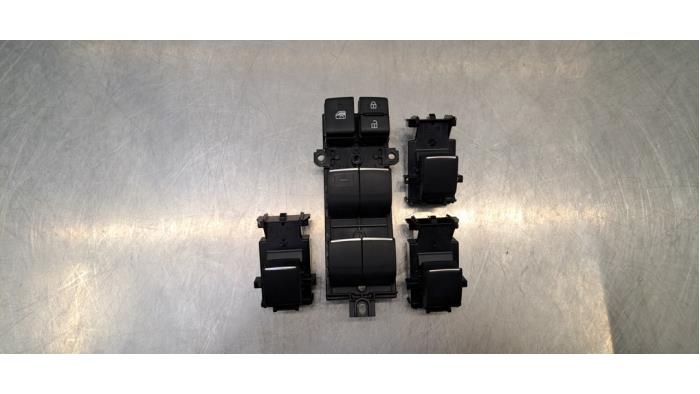 Usados Interruptor combinado de ventanillas Subaru Solterra 71 kWh Precio € 102,85 IVA incluido ofrecido por Autohandel Didier