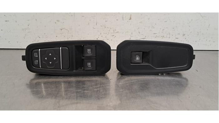 Używane Przelacznik combi okienny Renault Trafic (1FL/2FL/3FL/4FL) 2.0 dCi 16V 130 Cena € 30,25 Z VAT oferowane przez Autohandel Didier