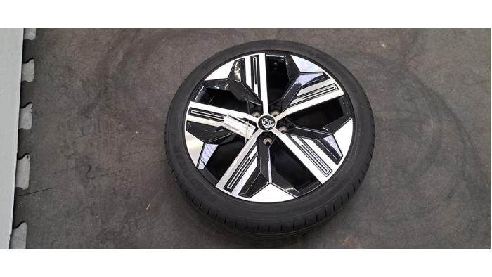 Używane Obrecz + Opona Renault Megane E-Tech (RCB) 60 kWh Cena € 332,75 Z VAT oferowane przez Autohandel Didier