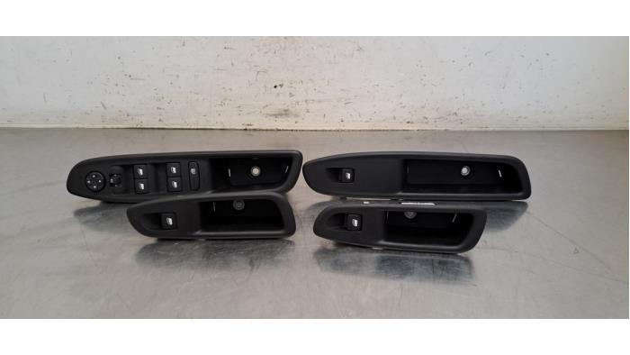 Usados Interruptor combinado de ventanillas Jeep Avenger 54 kWh Precio € 36,30 IVA incluido ofrecido por Autohandel Didier