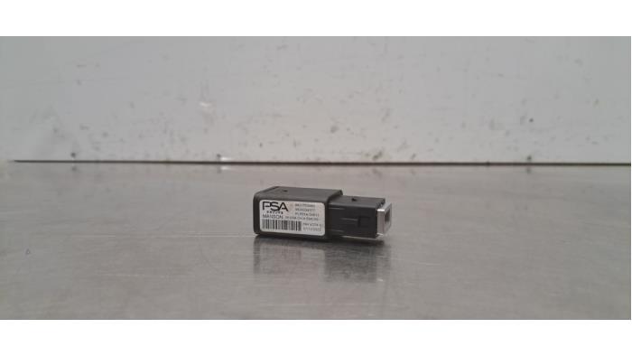 Używane Wtyczka USB Jeep Avenger 54 kWh Cena € 12,10 Z VAT oferowane przez Autohandel Didier