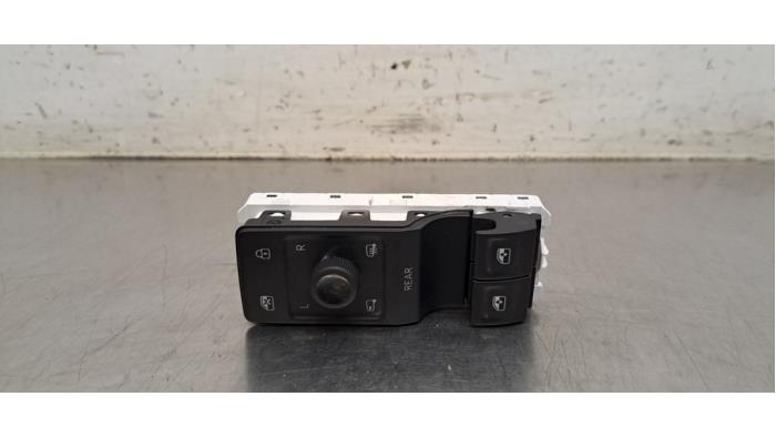 Usados Interruptor combinado de ventanillas Cupra Born 63 kWh Precio € 42,35 IVA incluido ofrecido por Autohandel Didier