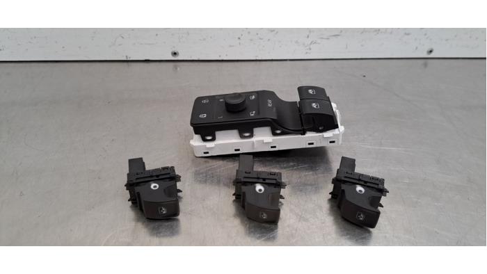 Usados Interruptor combinado de ventanillas Volkswagen ID.4 (E21) Performance 77 kWh Precio € 36,30 IVA incluido ofrecido por Autohandel Didier