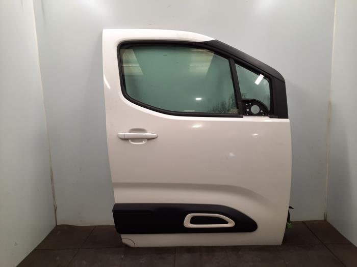 Begagnade Framdörr, 4-dörrars, höger Citroen Berlingo Multispace 1.2 12V PureTech 110 Pris € 532,40 Inklusive moms erbjuds av Autohandel Didier