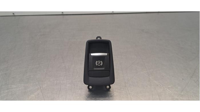 Gebrauchte Handbremse Schalter BMW 2 serie Active Tourer (F45) 216i 1.5 TwinPower Turbo 12V Preis € 60,50 Mit Mehrwertsteuer angeboten von Autohandel Didier