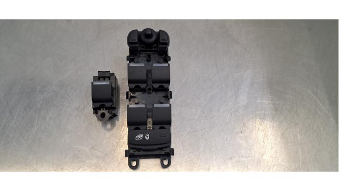 Usados Interruptor combinado de ventanillas Landrover Discovery Sport (LC) 2.0 D165 MHEV 16V AWD Precio € 54,45 IVA incluido ofrecido por Autohandel Didier