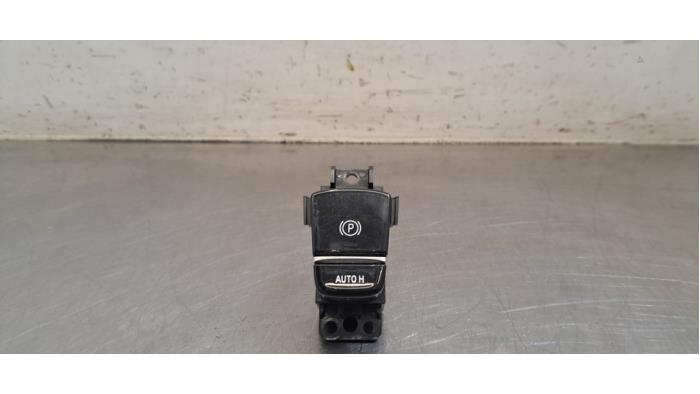Gebrauchte Handbremse Schalter BMW 5 serie Touring (G31) 518d 2.0 TwinPower Turbo 16V Mild Hybrid Preis € 30,25 Mit Mehrwertsteuer angeboten von Autohandel Didier