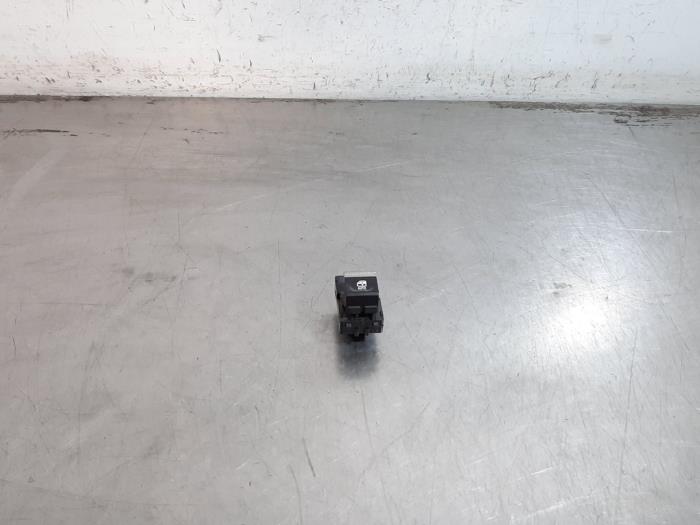 Usados Interruptor de ventanilla eléctrica Renault Austral 1.2 E-Tech Full Hybrid 200 Precio € 18,15 IVA incluido ofrecido por Autohandel Didier