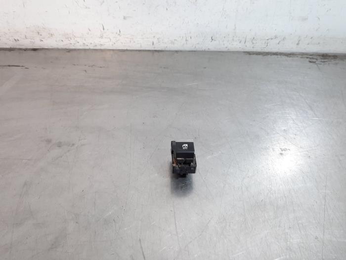 Usados Interruptor de ventanilla eléctrica Renault Austral 1.2 E-Tech Full Hybrid 200 Precio € 18,15 IVA incluido ofrecido por Autohandel Didier