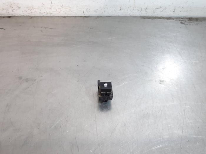 Usados Interruptor de ventanilla eléctrica Renault Austral 1.2 E-Tech Full Hybrid 200 Precio € 18,15 IVA incluido ofrecido por Autohandel Didier