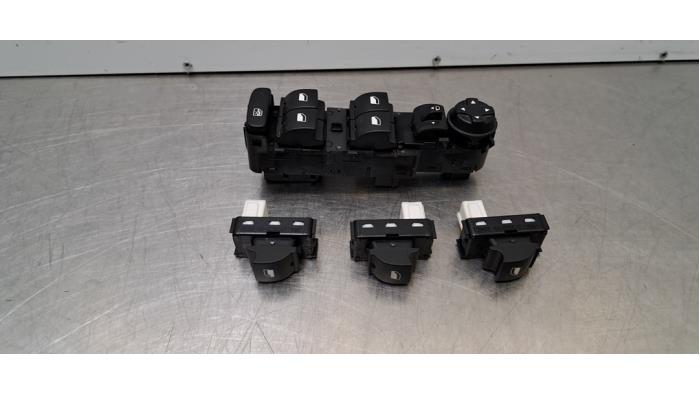 Usados Interruptor combinado de ventanillas Citroen C3 (CB/CC) 1.2 PureTech 100 Precio € 48,40 IVA incluido ofrecido por Autohandel Didier