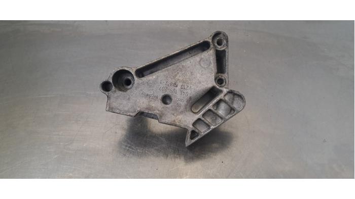 Engine mount from a Volkswagen Passat Variant (3G5) 2.0 TDI 16V 190 4Motion 2017