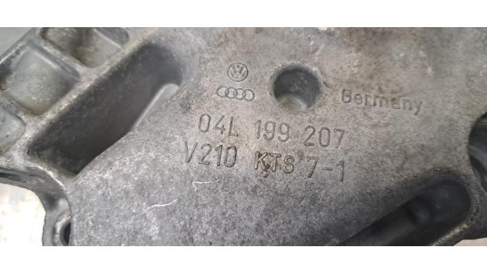 Engine mount from a Volkswagen Passat Variant (3G5) 2.0 TDI 16V 190 4Motion 2017