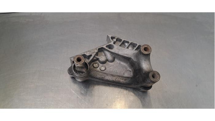 Usagé Support moteur Volkswagen Passat Variant (3G5) 2.0 TDI 16V 190 4Motion Prix € 24,20 Prix TTC proposé par Autohandel Didier