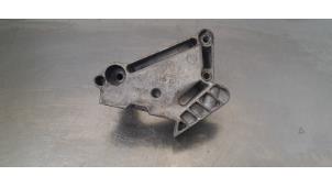 Engine mount from a Volkswagen Passat Variant (3G5) 2.0 TDI 16V 190 4Motion 2017