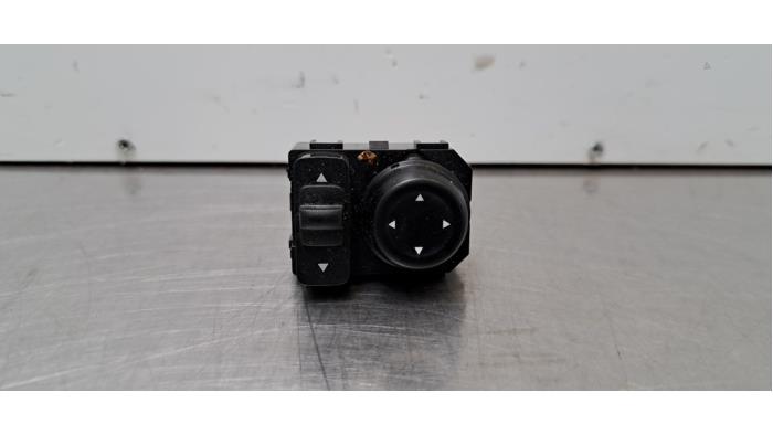 Usados Interruptor de retrovisor Renault Master III (MA/MB/MC/MD/MH/MF/MG/MH) 2.3 dCi 135 16V FWD Precio € 24,20 IVA incluido ofrecido por Autohandel Didier