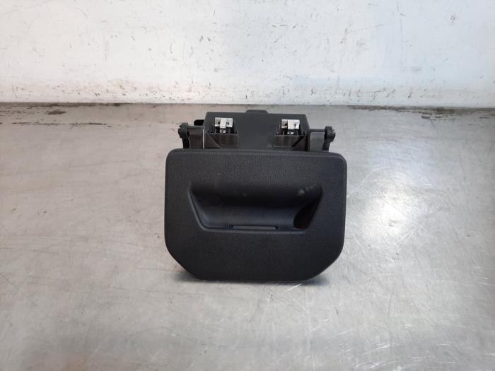 Używane Schowek BMW 1 serie (F40) 116d 1.5 12V TwinPower Cena € 36,30 Z VAT oferowane przez Autohandel Didier