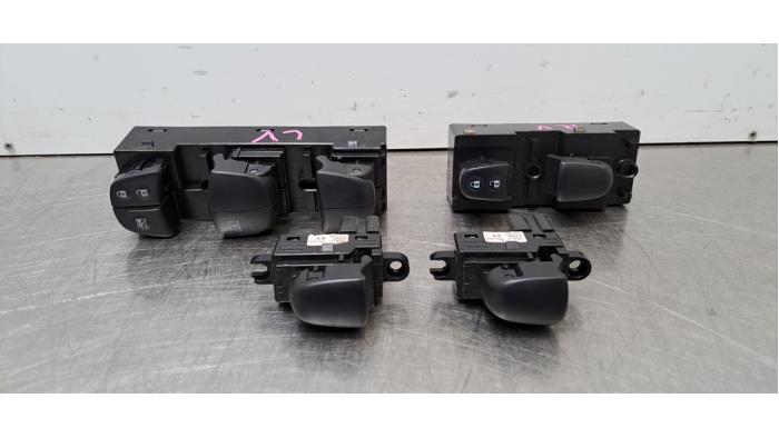 Usados Interruptor combinado de ventanillas Nissan Leaf (ZE1) 39/40kWh Precio € 78,65 IVA incluido ofrecido por Autohandel Didier