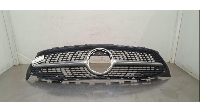 Gebrauchte Grill Mercedes CLA Shooting Brake (118.6) 2.0 CLA-200d Preis € 163,35 Mit Mehrwertsteuer angeboten von Autohandel Didier