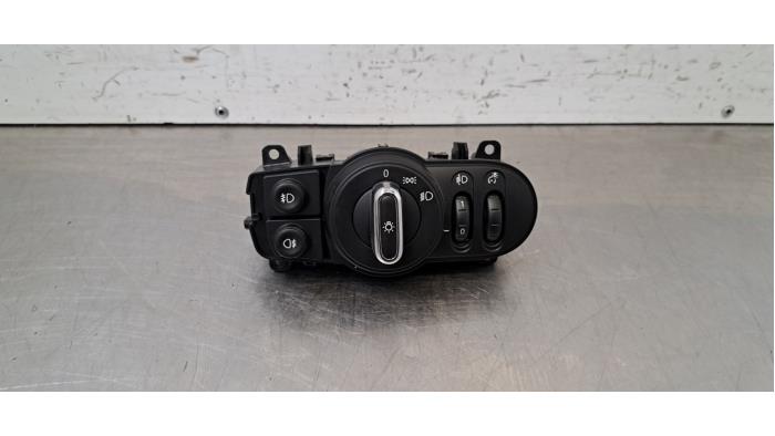 Używane Przelacznik reflektora LHV Mini Clubman (F54) 1.5 One D 12V Cena € 36,30 Z VAT oferowane przez Autohandel Didier