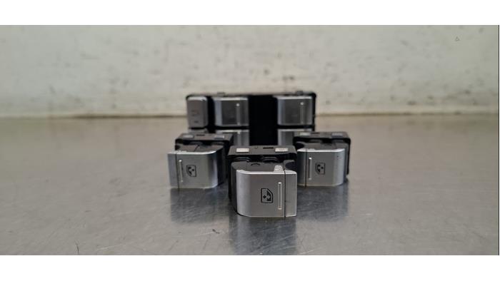 Usados Interruptor combinado de ventanillas Audi A6 Avant (C8) 2.0 35 TDI Mild hybrid Precio € 60,50 IVA incluido ofrecido por Autohandel Didier