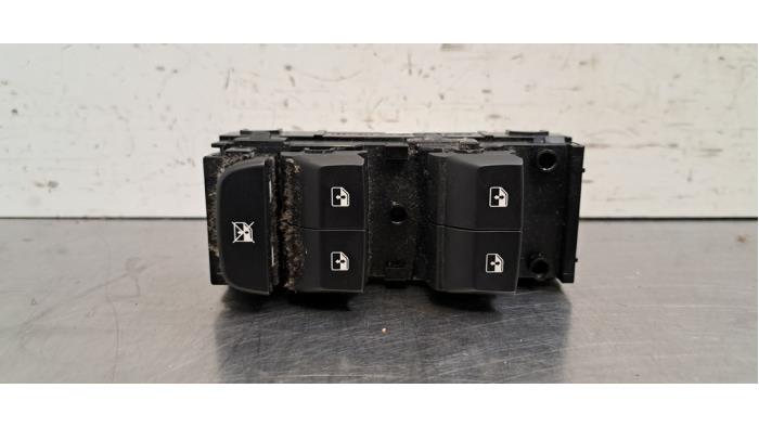 Usados Interruptor combinado de ventanillas Kia Ceed (CDB5/CDBB) 1.0i T-GDi 12V Precio € 60,50 IVA incluido ofrecido por Autohandel Didier