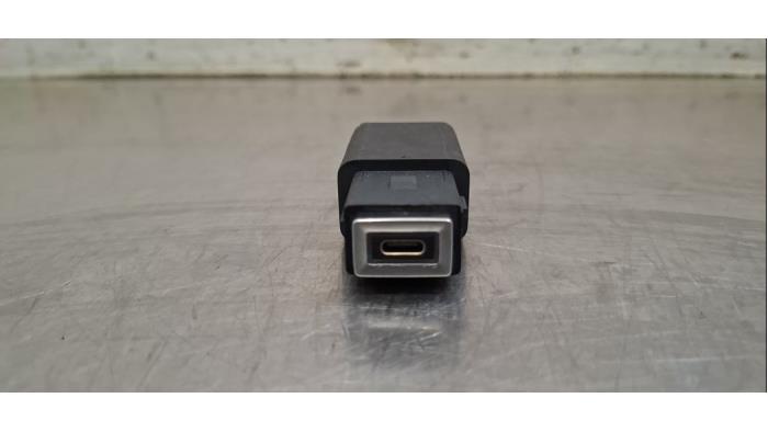 Używane Wtyczka USB Opel Astra L (F3/FB/FM/FP) 1.2 Turbo 130 12V Cena € 12,10 Z VAT oferowane przez Autohandel Didier