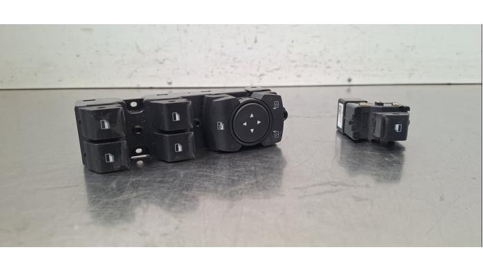 Usados Interruptor combinado de ventanillas Ford Fiesta 7 1.1 Ti-VCT 12V 75 Precio € 48,40 IVA incluido ofrecido por Autohandel Didier