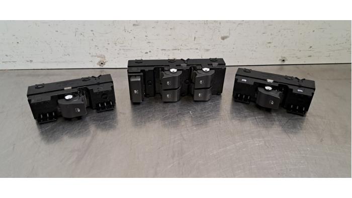Usados Interruptor combinado de ventanillas Hyundai i30 (PDEB5/PDEBB/PDEBD/PDEBE) 1.5 T-GDI 16V Hybrid 48V Precio € 60,50 IVA incluido ofrecido por Autohandel Didier