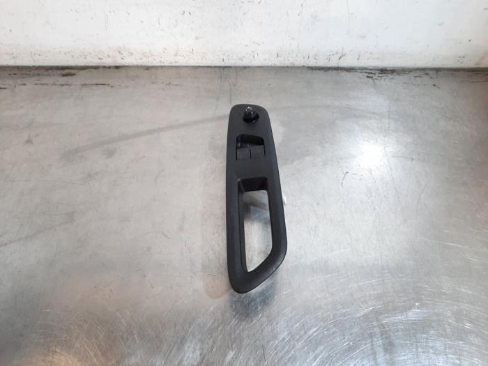 Usados Interruptor combinado de ventanillas Toyota Aygo X 1.0 12V VVT-i Precio € 24,20 IVA incluido ofrecido por Autohandel Didier