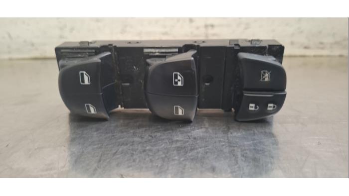 Usados Interruptor combinado de ventanillas Nissan Micra (K14) 1.0 LPG Precio € 42,35 IVA incluido ofrecido por Autohandel Didier