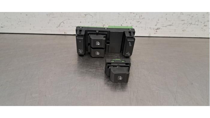 Usados Interruptor combinado de ventanillas Peugeot Boxer (U9) e-Boxer 75 kWh Precio € 60,50 IVA incluido ofrecido por Autohandel Didier