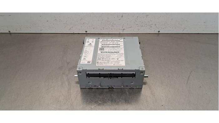 Używane Radio Mercedes C (W205) C-200d 1.6 Turbo 16V Cena € 363,00 Z VAT oferowane przez Autohandel Didier