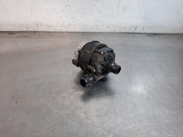 Begagnade Extra vattenpump Mercedes EQV 300 Pris € 60,50 Inklusive moms erbjuds av Autohandel Didier