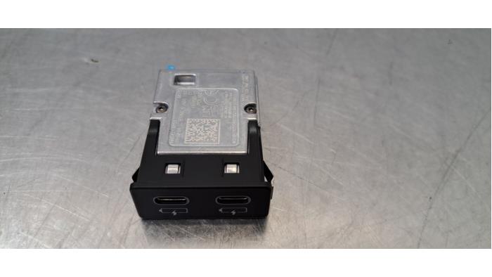 Używane Wtyczka USB BMW 3 serie Touring (G21) M340i xDrive 3.0 TwinPower Turbo 24V Cena € 24,20 Z VAT oferowane przez Autohandel Didier
