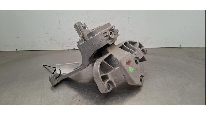 Engine mount from a Mercedes-Benz CLA (118.3) 1.3 CLA-200 Turbo 16V 2022
