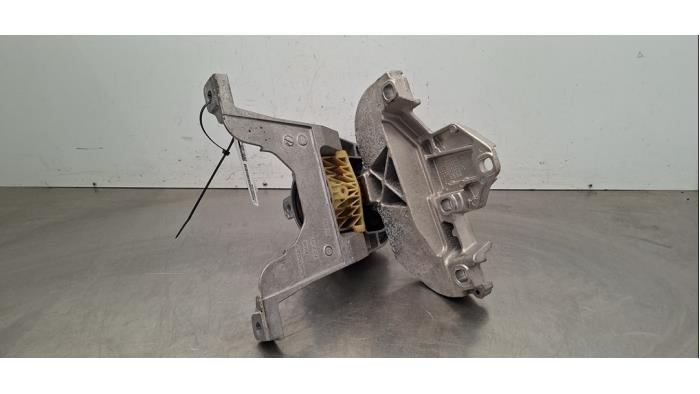 Engine mount from a Mercedes-Benz CLA (118.3) 1.3 CLA-200 Turbo 16V 2022