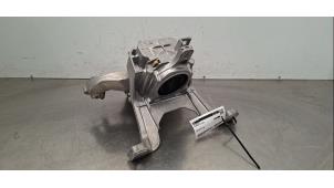 Engine mount from a Mercedes-Benz CLA (118.3) 1.3 CLA-200 Turbo 16V 2022